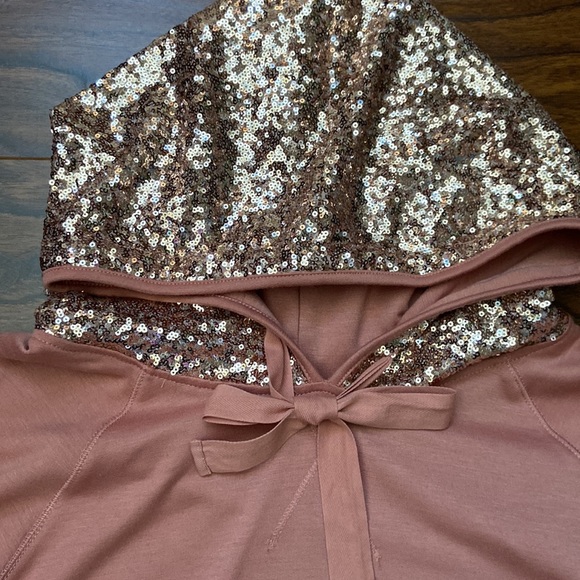 🌟 Host Pick! ⭐️ Cute sequin hooded sweatshirt in size L - Picture 2 of 4